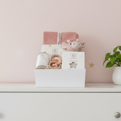 Baby gift set with bath items and toys in a box, featuring the brand 'Bathorium'.